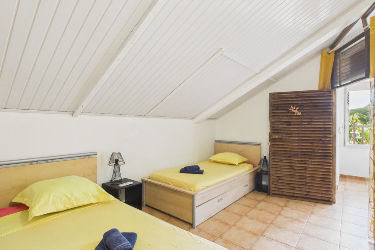villa-sainte-anne-10-personnes-grande-piscine - chambre enfants mezzanine